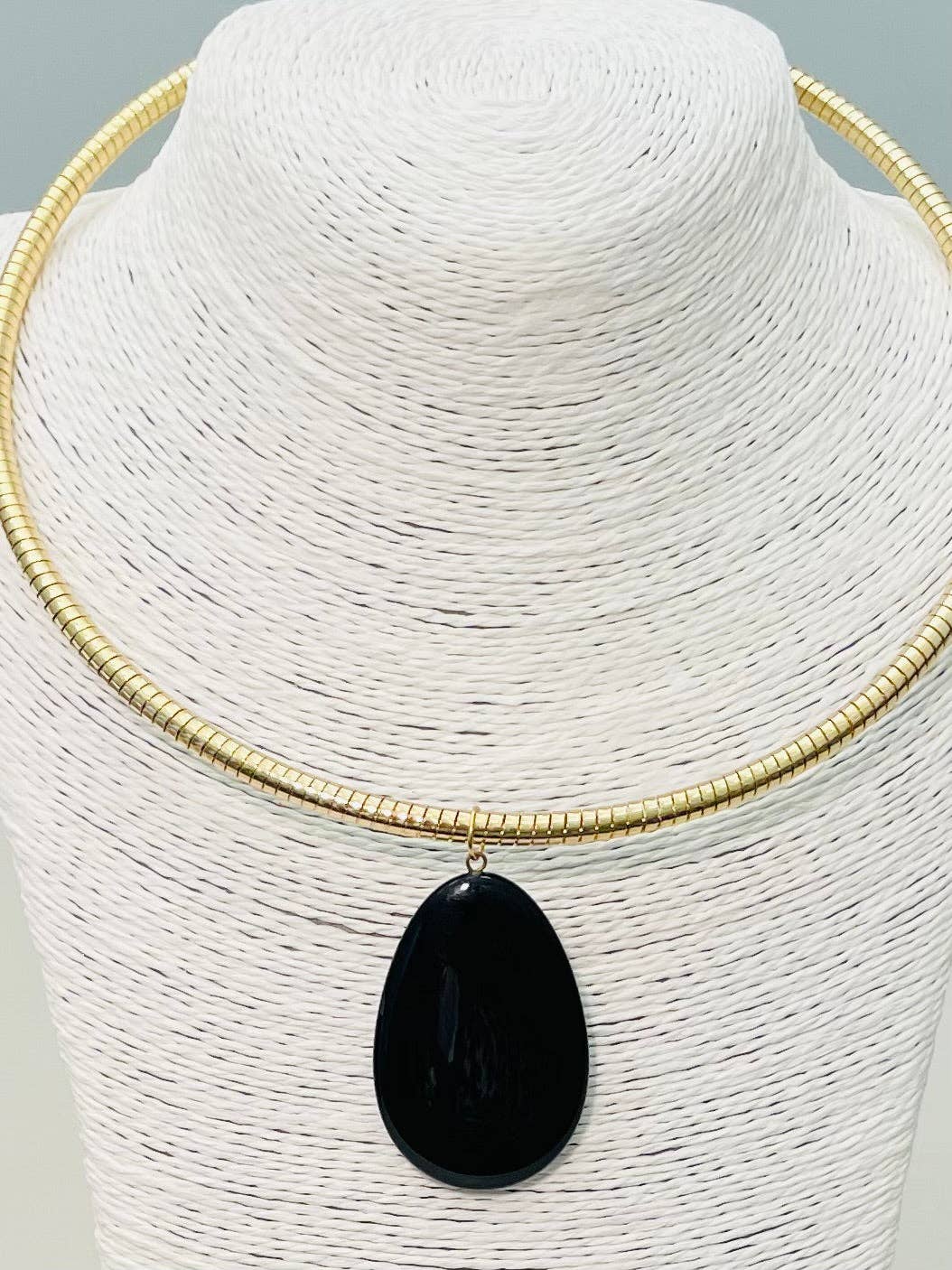 Black Teardrop Pendant Collar (black)
