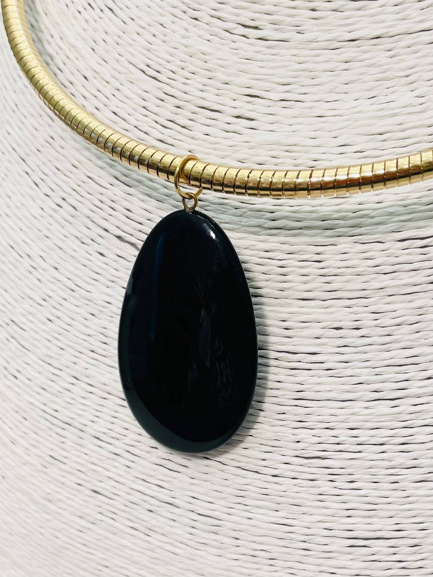 Black Teardrop Pendant Collar (black)